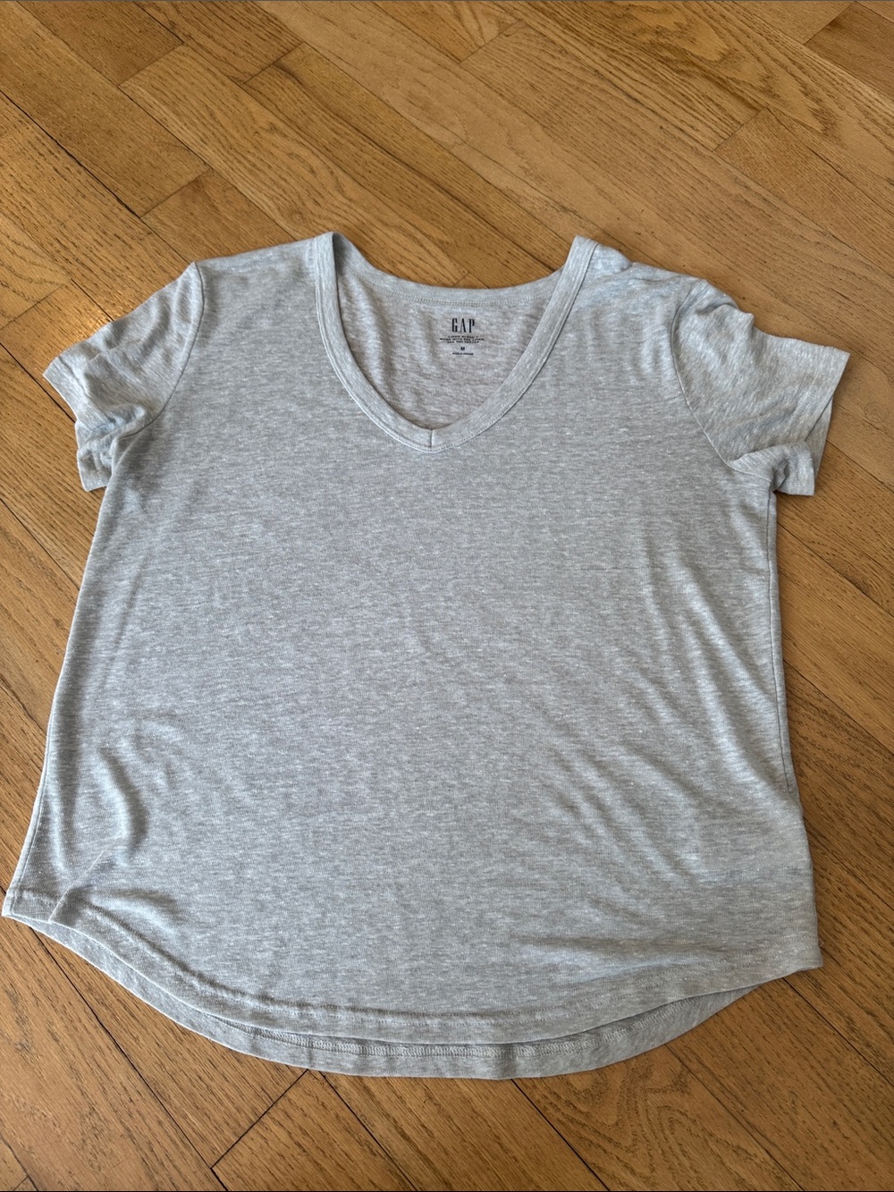 GAP Heather Light Gray V-Neck Short Sleeve Tee, size medium